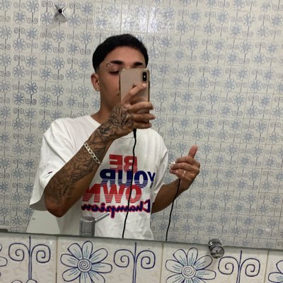 nessa vida vc vale o que tem.