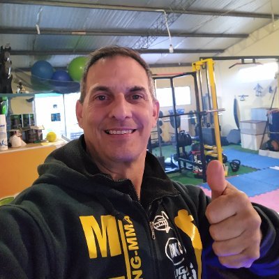 Apasionado de las artes marciales, defensa personal  Masajista pro., coach de calistenia y guía en meditación.Rutinas online.Promoviendo bienestar y fortaleza.