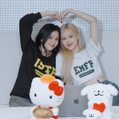 A baby Blink from the States. Fall for RosĆ©. Adore Jenlisa. Treasure Jisoo. OT4 with RosĆ© bias. I sell BP merch on Mercari. Big fan of LingOrm
