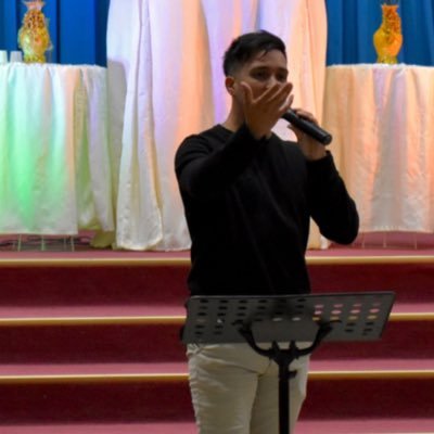caminando en fe de la mano de un Dios que es más grande que mis desafíos.