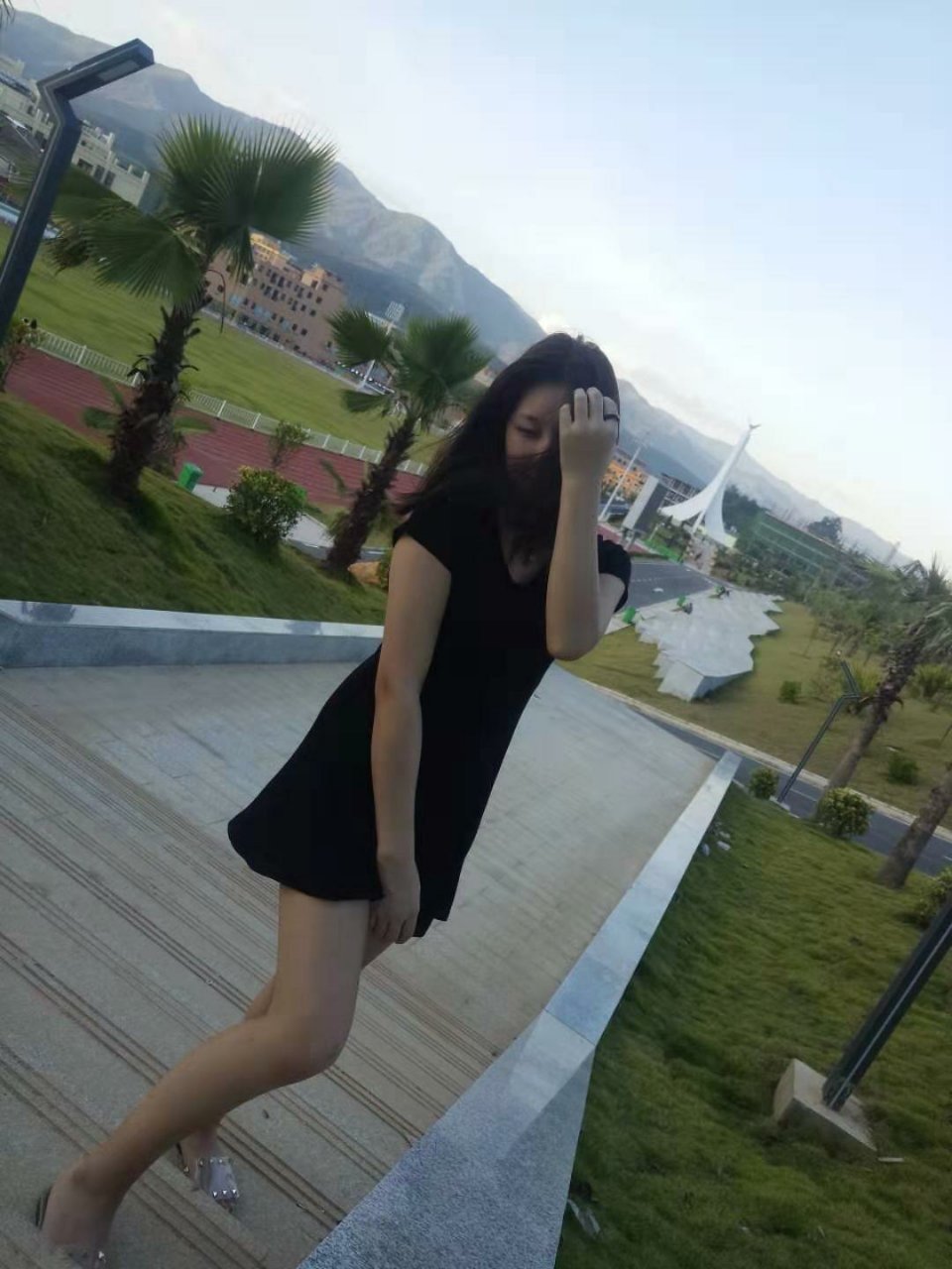 嗨,我是一个充满智慧和魅力的女性,在推特上寻找有趣的朋友,一起分享生活的点滴和激动人心的时刻!快来加入我的世界吧!下面的连接是的私人联系