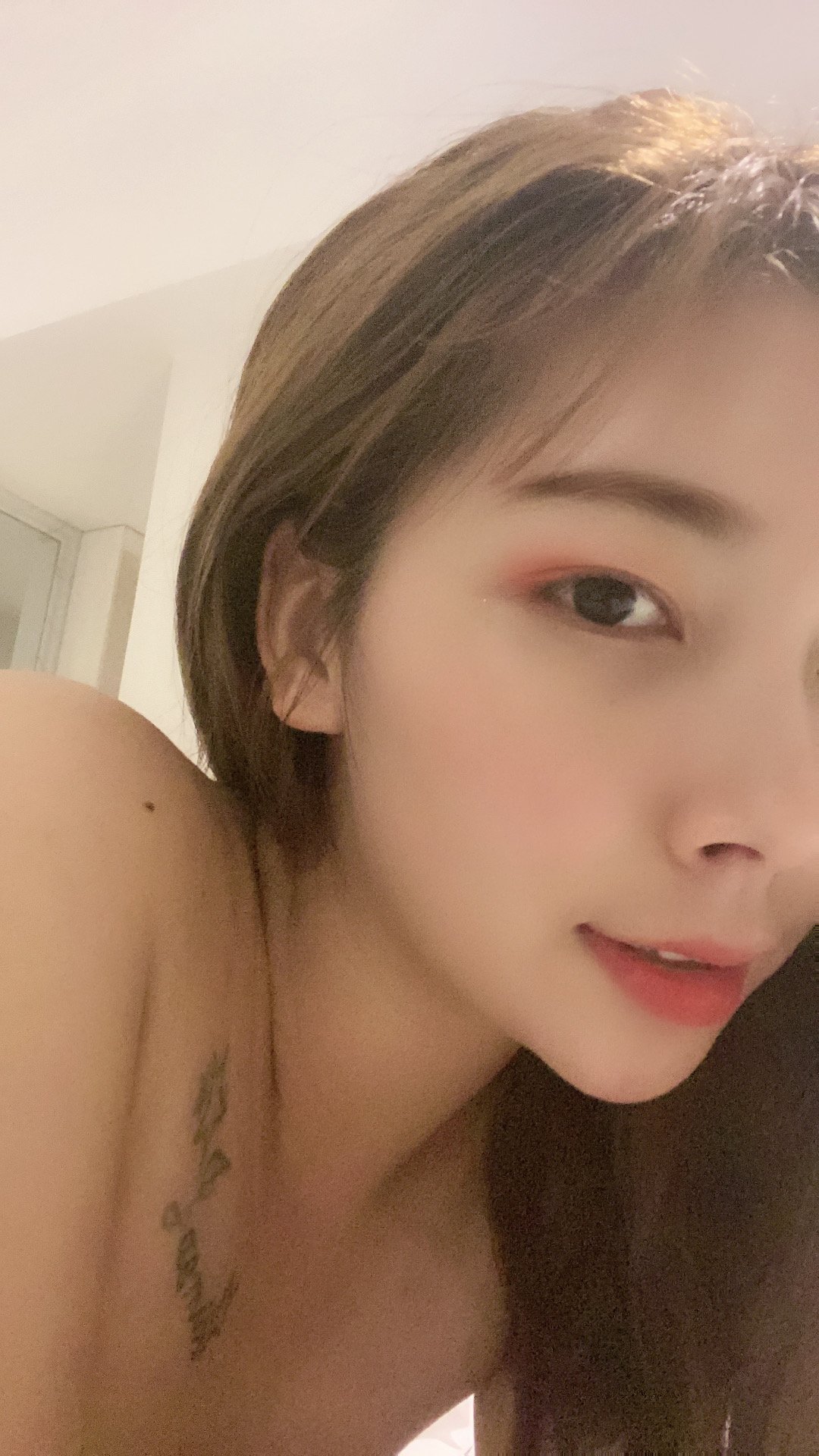 嗨,我是一个充满智慧和魅力的女性,在推特上寻找有趣的朋友,一起分享生活的点滴和激动人心的时刻!快来加入我的世界吧!下面的连接是的私人联系