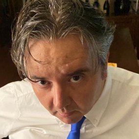 Alle vostre lezioni di vita
io mi siedo all’ultimo banco
a lanciare aeroplanini di carta.