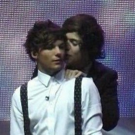 sharing is caring #larryisreal #freelarry 💙💚🐝🥝