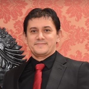 Servidor Público. Bacharel em Direito. Licenciado em História. Graduando em Letras. Educador. Pós-graduado em Direito Constitucional e Direito Público.