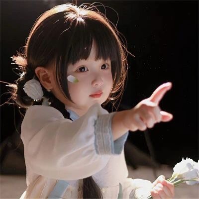 ellafrachette's profile picture. 👣💖Love is like an hourglass, when the heart is full, the mind is empty.🍹💍🎈