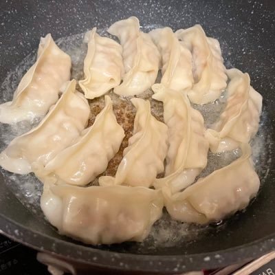ラーメン食経験の長い、ラーメンを食べるプロです。 ラーメンを美味しく食べるコツは、お腹を減らす事と、「美味しい!」と口にする事です。