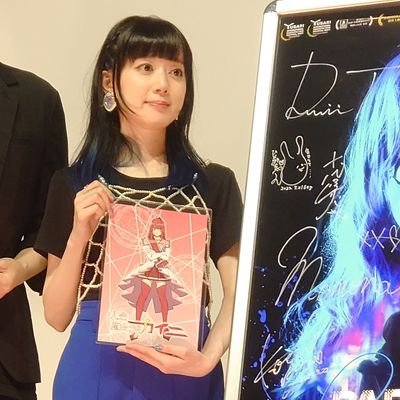 KDHRさんの声と歌とギターを弾く姿が糧です。KDHRさんが話す言葉や、書く詞が導です。👆💫が溢れるLIVEが好きで、スタリラでは魔物に出会いました。