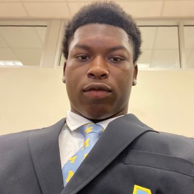 #StudentAthlete📚🏈 |6’0 230| DE/DT | C/O 2024 | Mays High school💙💛| Email~DerriusGrimes@gmail.com | #4046036167 #Maysride💛💙