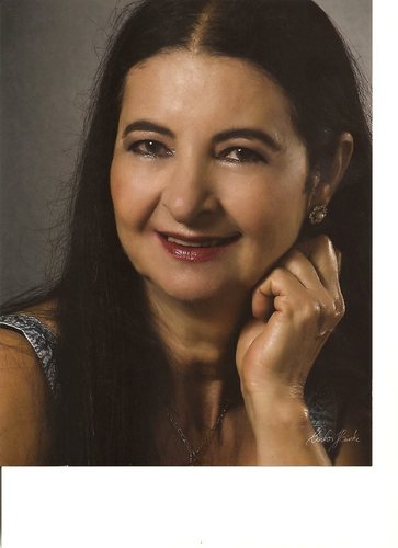 Sou Kardecista, caseira, aprecio leitura, cantar, tocar violão e escutar músicas MPB nacionais e navegar pela internet.