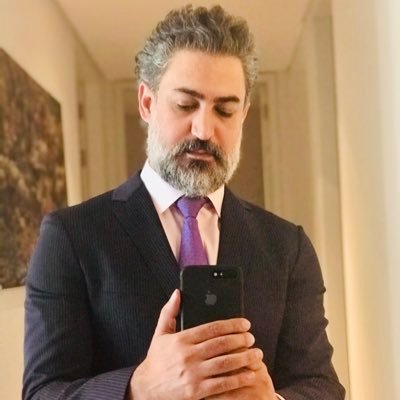 با سرهمبندی،حقه بازی،یه چند وقتی انسان میتواند یک کاری را پیش ببرد،ولی این کار دایمی نمیتواند باشد. چنته هرکس که تو خالی باشد بالاخره معلوم میشود (شاه شاهان)