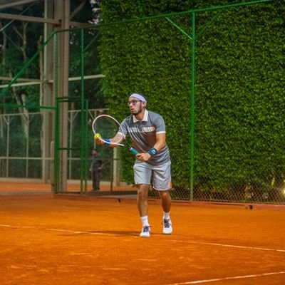 Tennis Coach 🎾 | Periodista Deportivo 🖥️📰🎙️| Estadista 🔣 ... Y a veces le ponemos onda a esta red social 😁
👉🏻 Instagram: @yosoyfabri