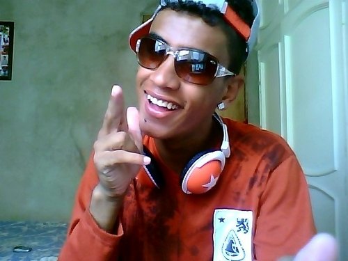 ' Sou favela sim , tenho fé em mim , tenho pé no chão , tenho coração , sou da zuera , moleque pá dana , quero vê quem vai , vai me segura