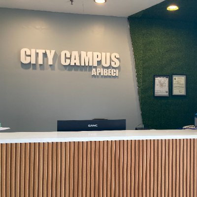 フィリピンのバギオにあるAPI BECI City Campusです。リモートワークしながら、ビジネスコースを勉強できる新しい形の学校です。大人の方が多く、異種交流会の機会もたくさんあります。