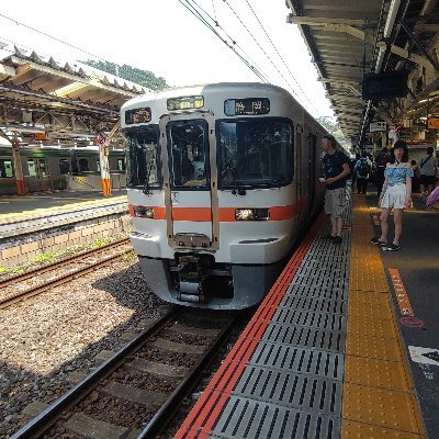 イーブイの2つ目の本垢
主に電車の絵や、写真や、アニメとかについてツイートする予定です。
タメ口OK
鉄オタで、1番好きな車両は、E233系0番台です！
フォローしてくれた人には、必ずフォロバします！
質問等ありましたら気軽にツイートしてください！
DMは、基本無視します
エロ垢は、ブロックします