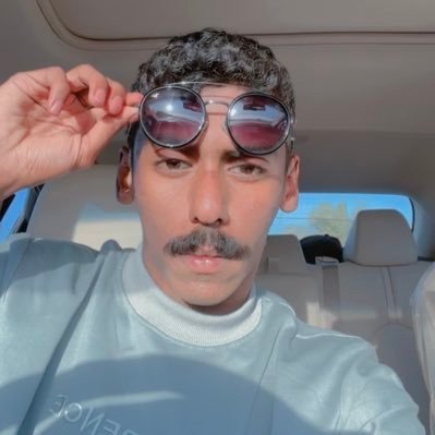 ولا تُصاحب إلا من تُسعدك صُحبته ، و عاشِر باقي الناس بالحُسنى💜💗