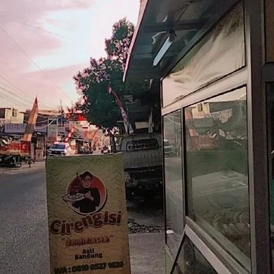 Saya salah satu manusia yang jual cireng isi asli ada isinya