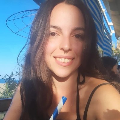 En verdad mi nombre es Valle.
Melómana, histriónica, políglota, feminista, andaluza, ojalá ser polímata y más palabras del DLE.