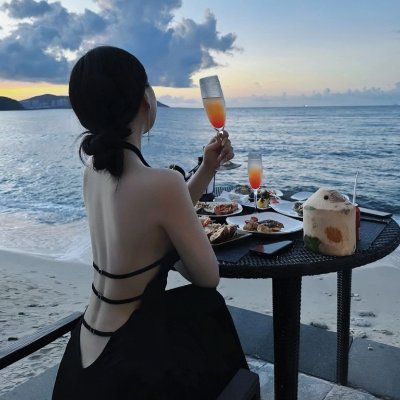 JessyBenzo's profile picture. I’m in love with cities I’ve never been to and people I’ve never met