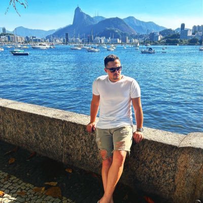 o sangue gera parentes,mas somente a lealdade que faz uma família !!