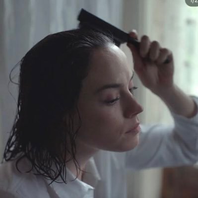 velv2t's profile picture. she/her