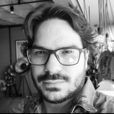 🎓Pós-graduado em gestão de projetos Poli-USP.
🎓Graduado Gestão Pública;
🎓Docente de Administração;
E cheio de boletos atrasados.