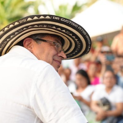 Libertad y Orden justo en un Estado social de derechos donde todos podamos vivir con dignidad y en paz.