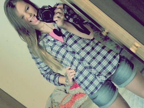 Manuelli Bermanelli,17 anos,doida,maluca, e se você me seguir prometo te morder Nháwwwc ;3