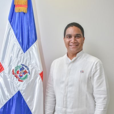 DOMINICANO, amante de la política, abogado, profesor universitario, alumni @GlobalShapersSD, escogidista, esposo, padre de 2 y Director Jurídico del @MIREXRD.