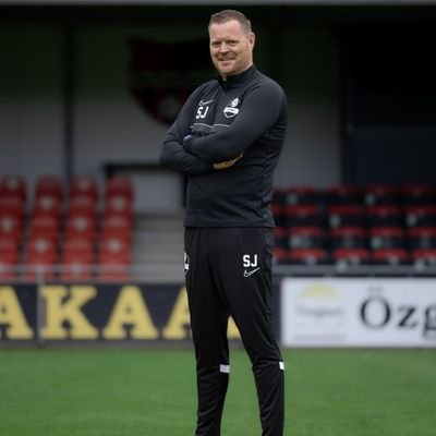 Sportief, nieuwsjunk, trotse vader, voetbal en dartgek, voetbal trainer UEFA B licentie