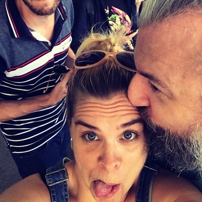 Curieuse hyper connectée, blogueuse, pipelette. ex CM devenue jardinière paysagiste. Tweet aussi sur @LaFolleAgence
