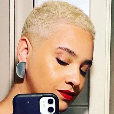 vanessav's profile picture. Tenho a risada do Vincent Price.