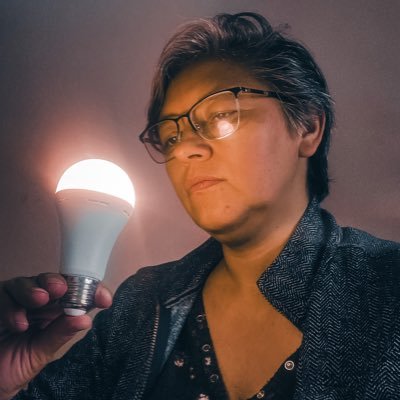 karen_valeg's profile picture. Ser humana... Sarcástica, irónica, con humor negro, blanco y rojo. Escritora, ama de casa, poseedora de sueños propios y ajenos, busco respuestas y preguntas.