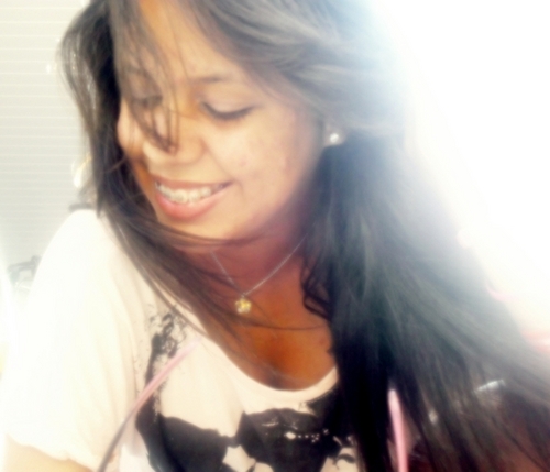 15 aninhoos, estudande (1 ano do ensino médio) , solteira (por enquanto) e super feliz com a vidaa! vivendo ela com todo direito de viveeer *-*