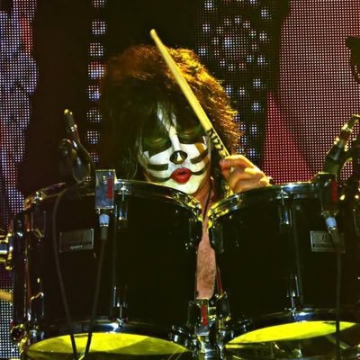 Kiss and Eric Singer fan, love traveling, hiking, shopping and rock music