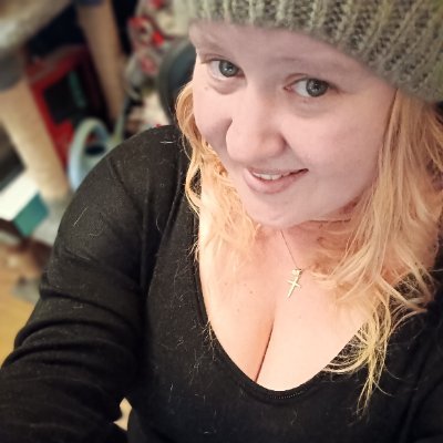 I bring chaos, i breath chaos, i AM chaos! Welcome in the madness, my name is Peety i am from the Netherlands and i stream a variety of games.