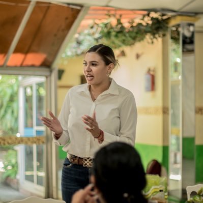 Psicóloga, esposa, soñadora, noble joven apasionada por la política y entusiasta/