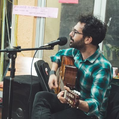 Prof. de Ed. Musical
Autor de los libros Marcos Velásquez cantor criollo y Panorama del folclore musical uruguayo
Responsable de la web http://cantorcriollo