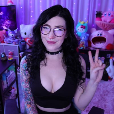 I stream and laugh at my own jokes on @twitch • D2 wannabe • community lead • taurus • cat mom • PNW 🌲+🐝💓 — all links below ↙ 😇