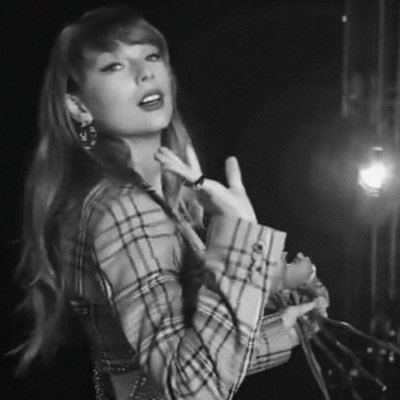 uxxmoon's profile picture. love you to the moon and to saturn