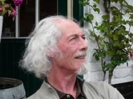 Eric werd geboren te Kortrijk in 1950. 
Hij is een autodidactisch kunstenaar (tekenen, schilderen, sculpturen...)  Zijn artiestennaam is Riki.