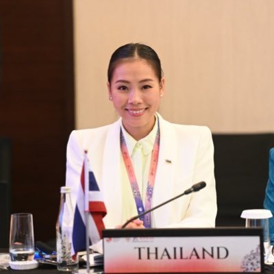สมาชิกสภาผู้แทนราษฎร จ.ขอนแก่น พรรคเพื่อไทย  Member of Parliament Thailand   Instagram: fangseveryday Facebook: สรัสนันท์ อรรณนพพร