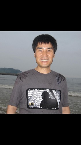 책 사는 걸 좋아하지만 읽는 데는 그다지 열심이 아닌 평범한 시민입니다. 차별 없는 세상에서 모든 사람들이 서로의 즐거움을 나누는 삶을 살 수 있기를 바랍니다.