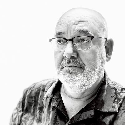 Marketeer die van theater kijken en spelen houdt, ook wel eens een boek leest en graag in kookpotten roert: iemand met te weinig tijd en teveel interesses...