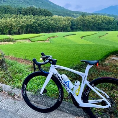 決して早くはないけど、坂が好きな40代。 休日はPINARELLO プリンス、通勤はTREK エモンダ ALR4🚴‍♂️ 子どもと遊びたいがため、基本朝からひとりで近場を走り、子どもの目覚めに合わせて帰宅✨  #pinarelloprince #TREK EMONDA ALR4 #Elitewheels