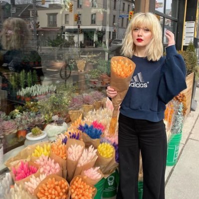 she’s in brooklyn | mazzie lover | the list, glowing review, and outdoor pool stan |🌹🌸💐🌷🌻🪻🌺