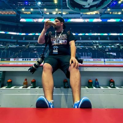 Sports Photographer |
Former Photographer @whlwpgice | ig: zacharyjpeters