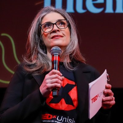 Professora universitária. Curadora e organizadora do @TEDxUnisinos. Adoro trocar ideias.
