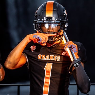 ‘25 DB/WR @OrangeTornadoes | 5’11 165lb | 3.4 GPA.| 40: 4.45| email @samirwilkins54@gmail.com | coach @coachred_ | 📲 8622167575