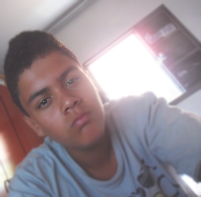 tenho 14 anos , e adoro sair com os amigos , jogar bola mecher no computador , comversar com os amigos , (: (: